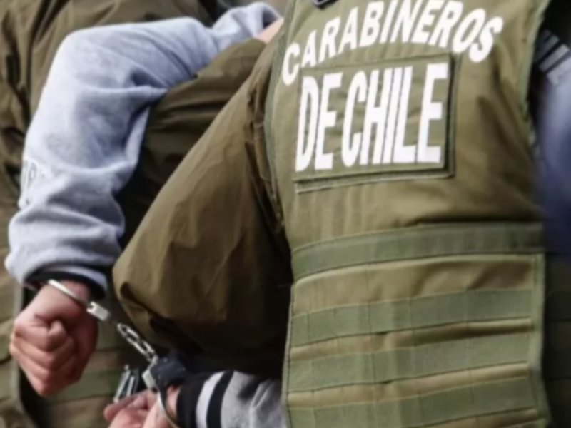 Un estudiante de 15 años fue detenido en un liceo de Panquehue tras agredir a un funcionario municipal y portar un cuchillo de 29 centímetros al interior del establecimiento.