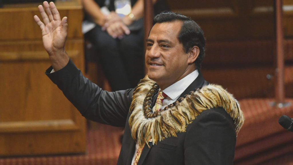 El viaje del diputado Hotuiti Teao a Europa durante el inicio del sistema frontal generó cuestionamientos. El parlamentario salió de Chile el 16 de julio y aún no explica públicamente los motivos de su ausencia.