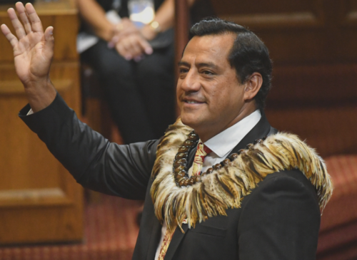 El viaje del diputado Hotuiti Teao a Europa durante el inicio del sistema frontal generó cuestionamientos. El parlamentario salió de Chile el 16 de julio y aún no explica públicamente los motivos de su ausencia.