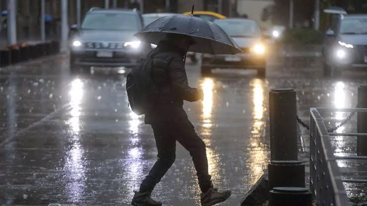 La Región de Valparaíso enfrenta un nuevo sistema frontal con lluvias intensas, ráfagas de hasta 70 km/h, marejadas y avisos meteorológicos para los próximos días.