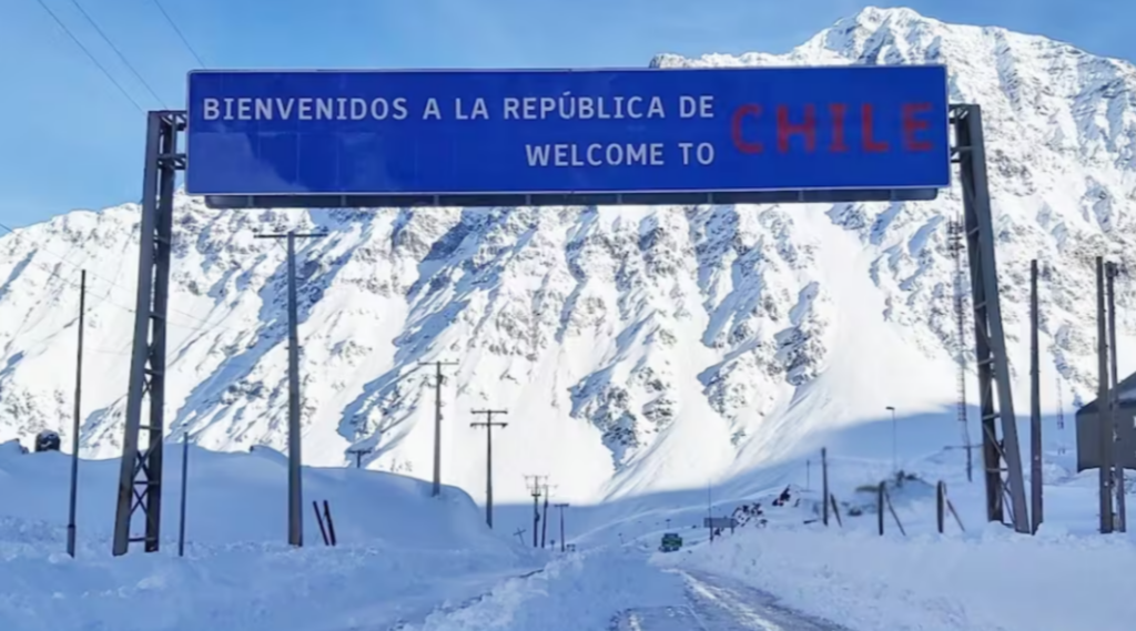 El Paso Los Libertadores continúa cerrado tras registrar una histórica acumulación de más de cinco metros de nieve. La reapertura dependerá de las evaluaciones técnicas y de las condiciones de seguridad.