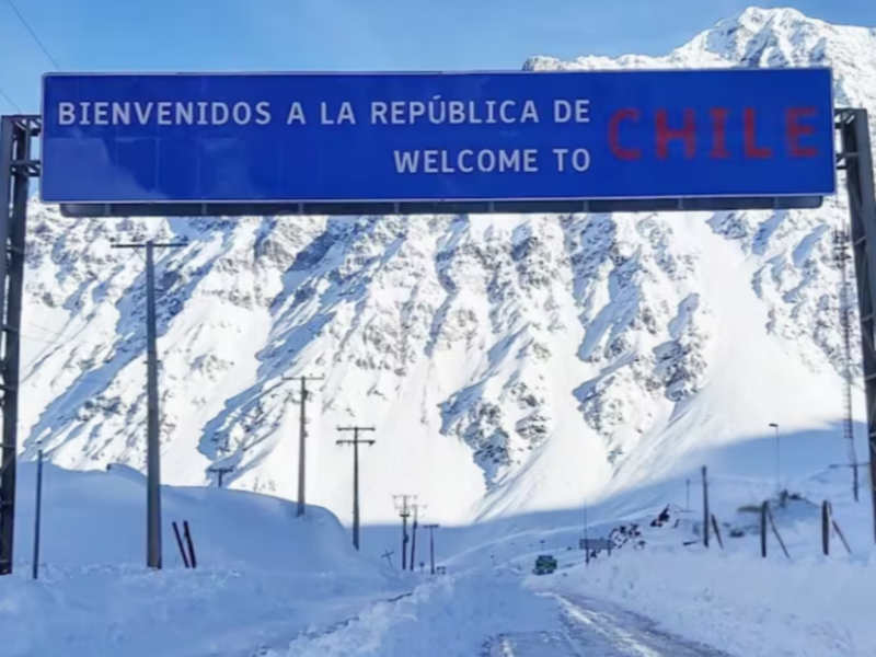 El Paso Los Libertadores continúa cerrado tras registrar una histórica acumulación de más de cinco metros de nieve. La reapertura dependerá de las evaluaciones técnicas y de las condiciones de seguridad.