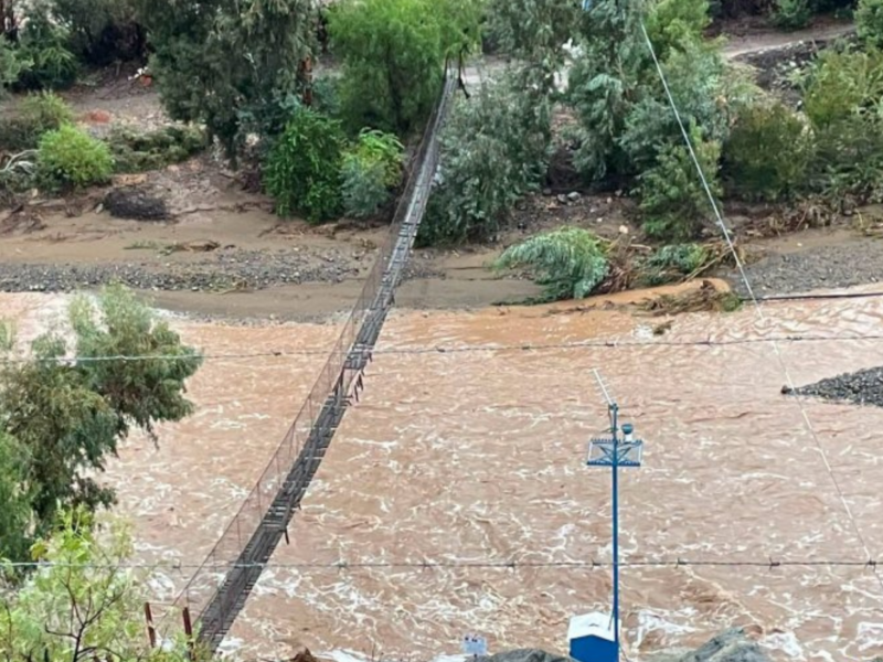 La Municipalidad de Petorca clausuró una pasarela peatonal tras denuncias por su deterioro. Vecinos exigen una reparación urgente para recuperar un paso seguro.