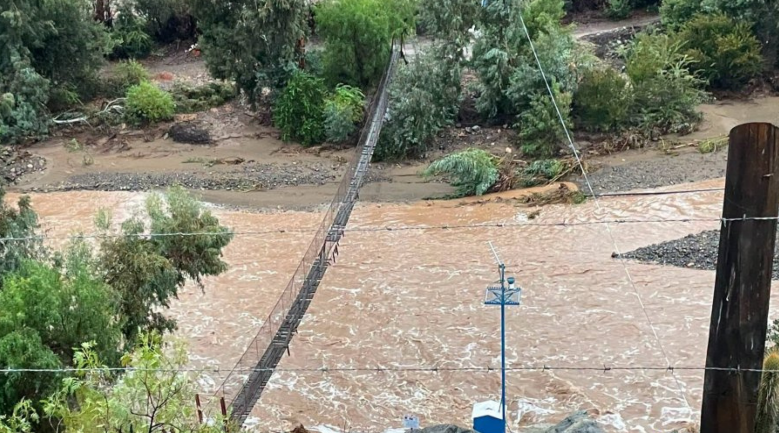 La Municipalidad de Petorca clausuró una pasarela peatonal tras denuncias por su deterioro. Vecinos exigen una reparación urgente para recuperar un paso seguro.