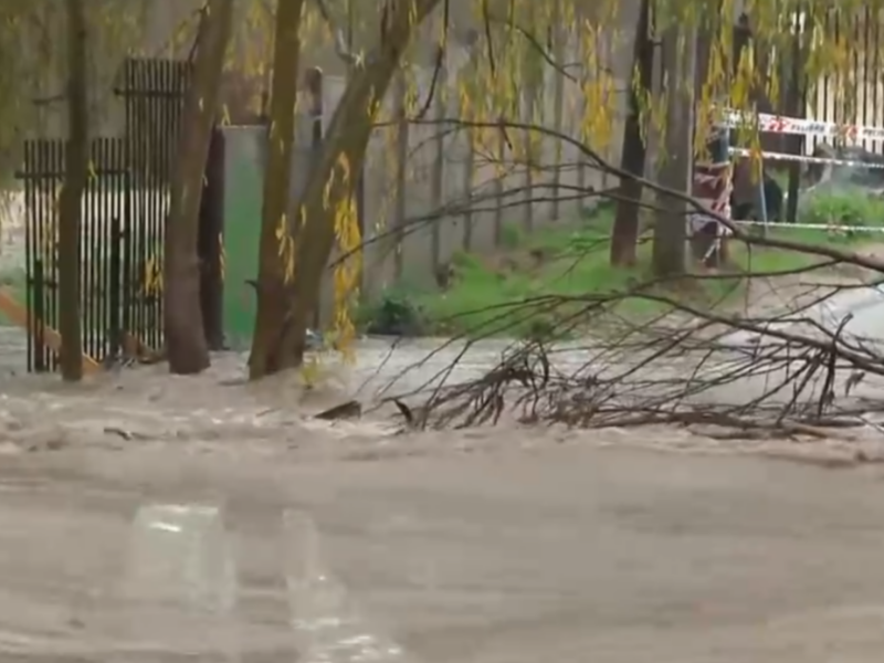El desborde de un canal provocó la inundación de dos viviendas en Quilpué durante el sistema frontal. Una adulta mayor y varias familias debieron abandonar sus hogares mientras continúan las lluvias.