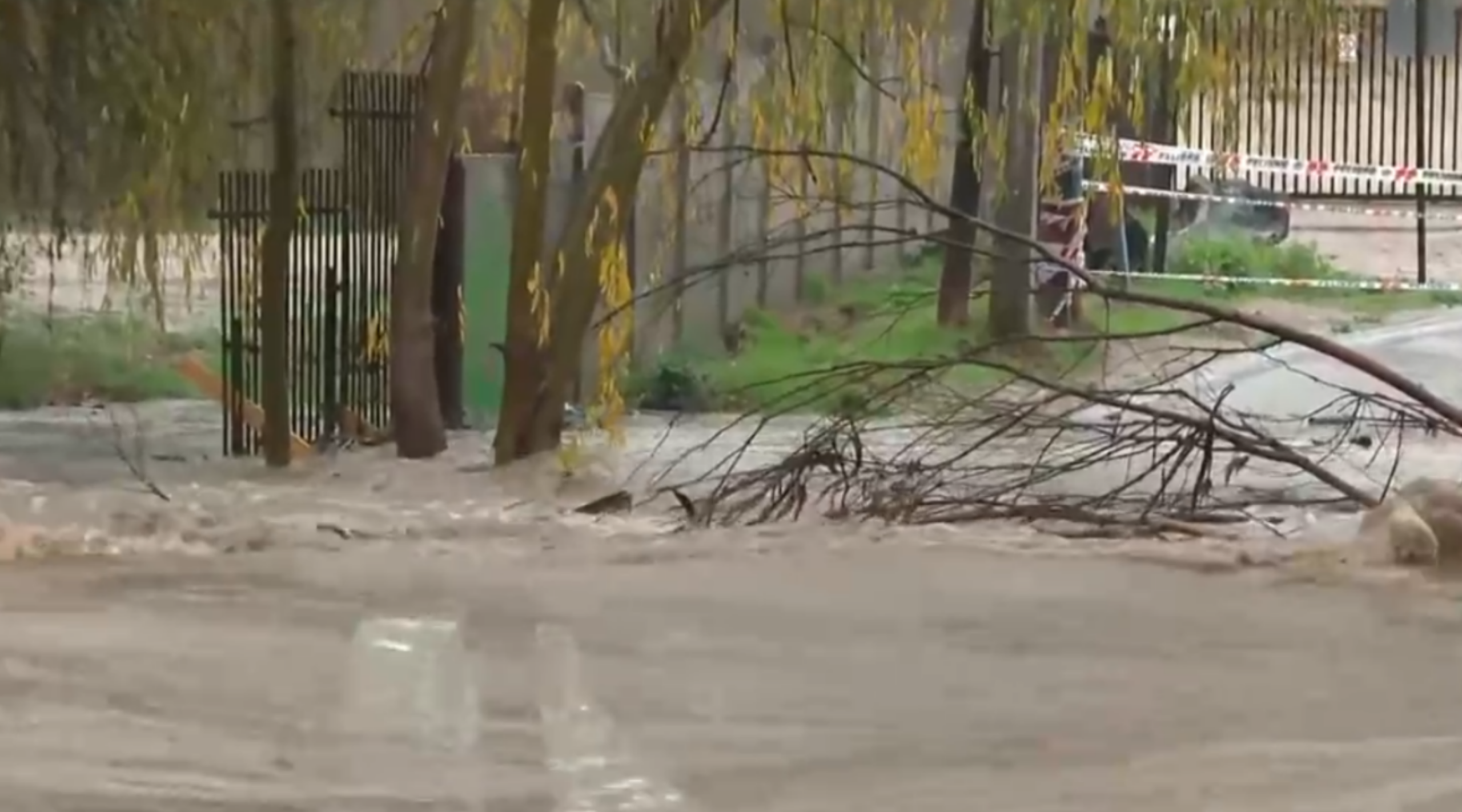 El desborde de un canal provocó la inundación de dos viviendas en Quilpué durante el sistema frontal. Una adulta mayor y varias familias debieron abandonar sus hogares mientras continúan las lluvias.