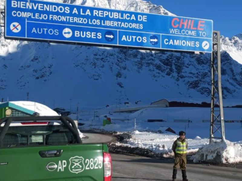 El Paso Los Libertadores vuelve a cerrar este lunes 24 de agosto por nuevas nevadas. El mal tiempo en la cordillera podría prolongarse hasta el 31 de agosto.