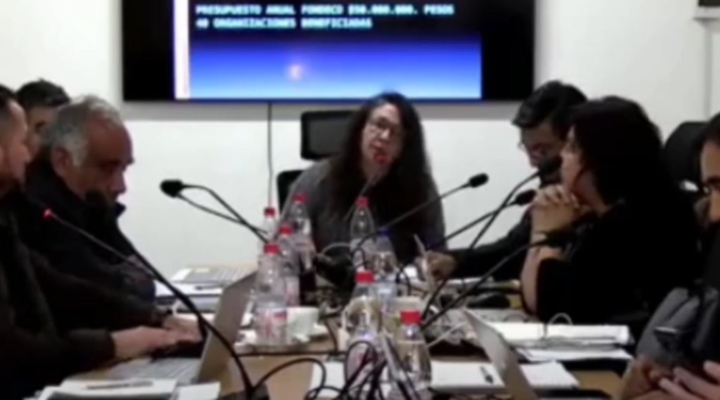 Un pago de $3,9 millones a Claudia Mix desató una tensa discusión en el Concejo de Calle Larga. Ediles evalúan llevar los antecedentes a Contraloría.