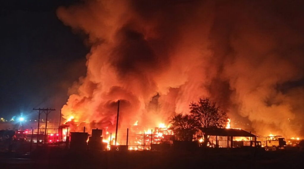 Un incendio en La Cruz consumió un vivero y una vivienda en Pocochay. Bomberos de 13 ciudades combatieron la emergencia y se confirmó presencia de químicos.