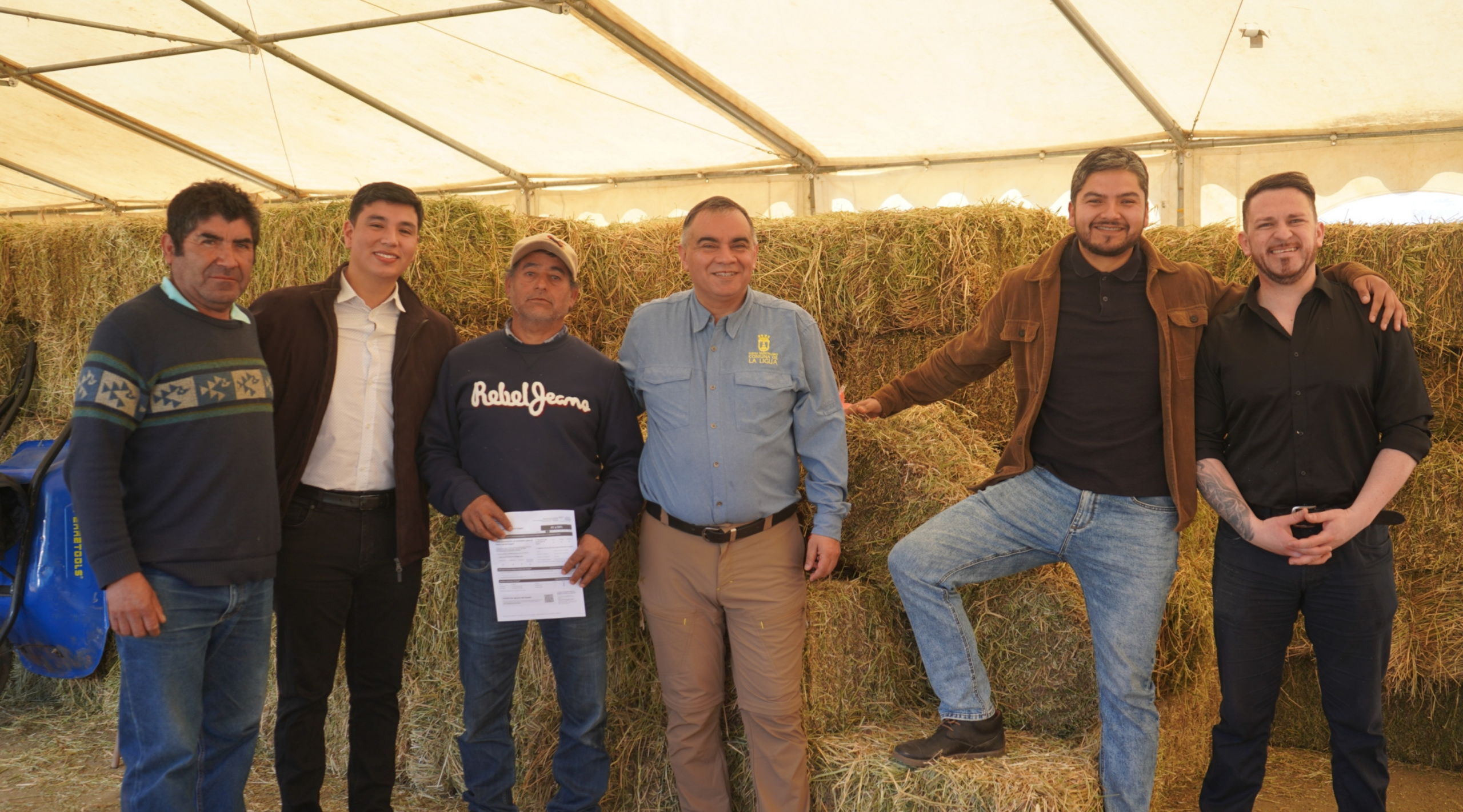 Tras los temporales, La Ligua inició la entrega de 3.000 fardos de pasto a crianceros de la comuna, mediante una inversión municipal de $34,5 millones.