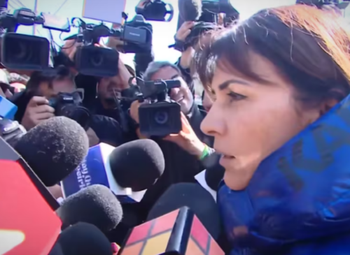 Ivette Vergara reconoció que conducía a 161 km/h y enfrentó a la prensa tras ser formalizada: “Yo no he matado a nadie”.