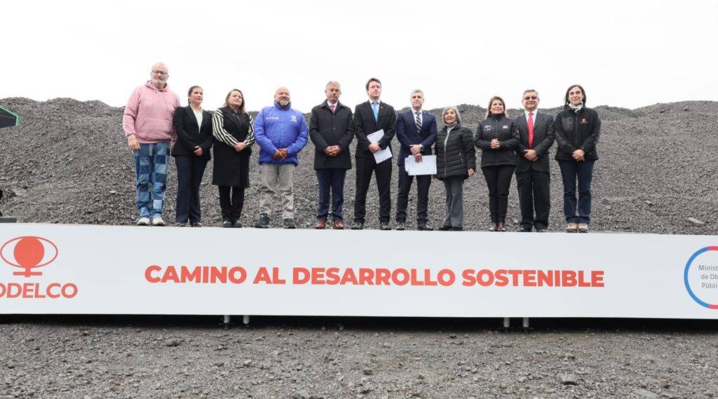 Quintero apuesta por la economía circular y proyecta el uso de silicato de hierro de Codelco como alternativa para mejorar caminos rurales e infraestructura pública.