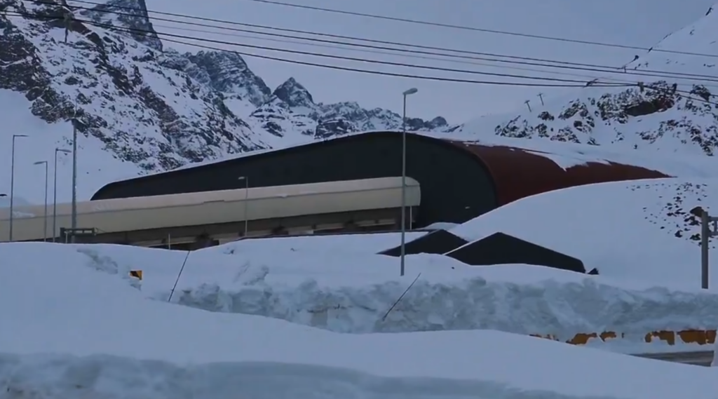 El Paso Los Libertadores continúa cerrado tras 23 días por históricas nevadas. Autoridades advierten que más de 5 mil camiones esperan la reapertura del complejo fronterizo.