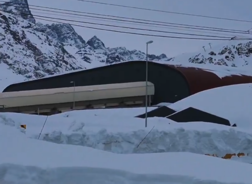 El Paso Los Libertadores continúa cerrado tras 23 días por históricas nevadas. Autoridades advierten que más de 5 mil camiones esperan la reapertura del complejo fronterizo.