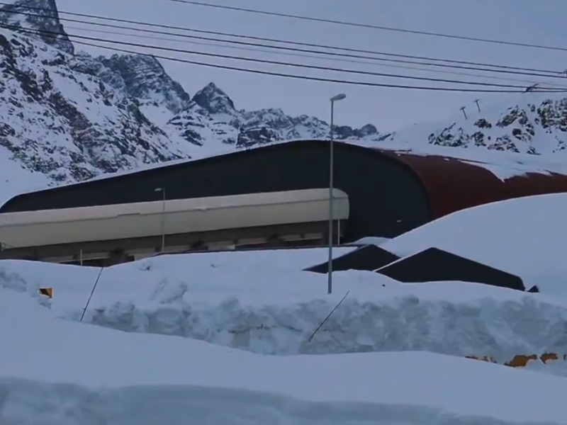 El Paso Los Libertadores continúa cerrado tras 23 días por históricas nevadas. Autoridades advierten que más de 5 mil camiones esperan la reapertura del complejo fronterizo.