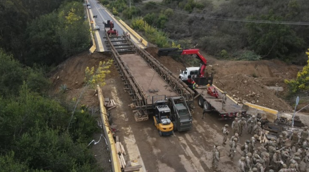 La instalación del puente mecano en Zapallar ya alcanza un 65% de avance. La obra permitirá recuperar la conectividad entre Catapilco y La Laguna tras el socavón provocado por el sistema frontal.