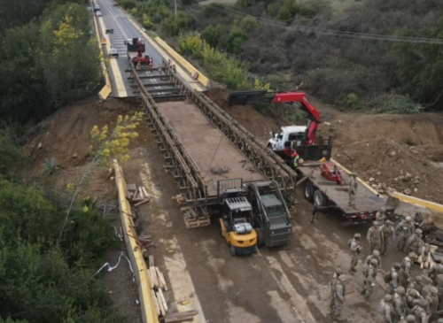 La instalación del puente mecano en Zapallar ya alcanza un 65% de avance. La obra permitirá recuperar la conectividad entre Catapilco y La Laguna tras el socavón provocado por el sistema frontal.