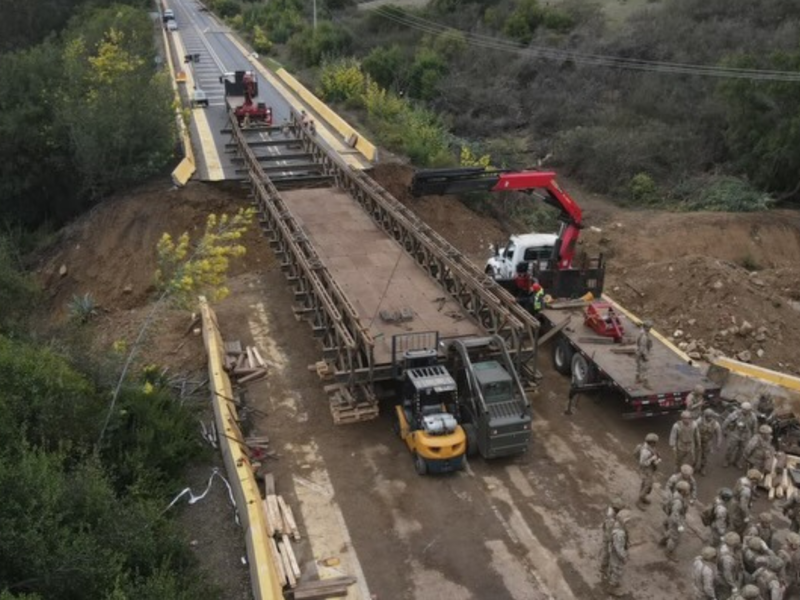 La instalación del puente mecano en Zapallar ya alcanza un 65% de avance. La obra permitirá recuperar la conectividad entre Catapilco y La Laguna tras el socavón provocado por el sistema frontal.
