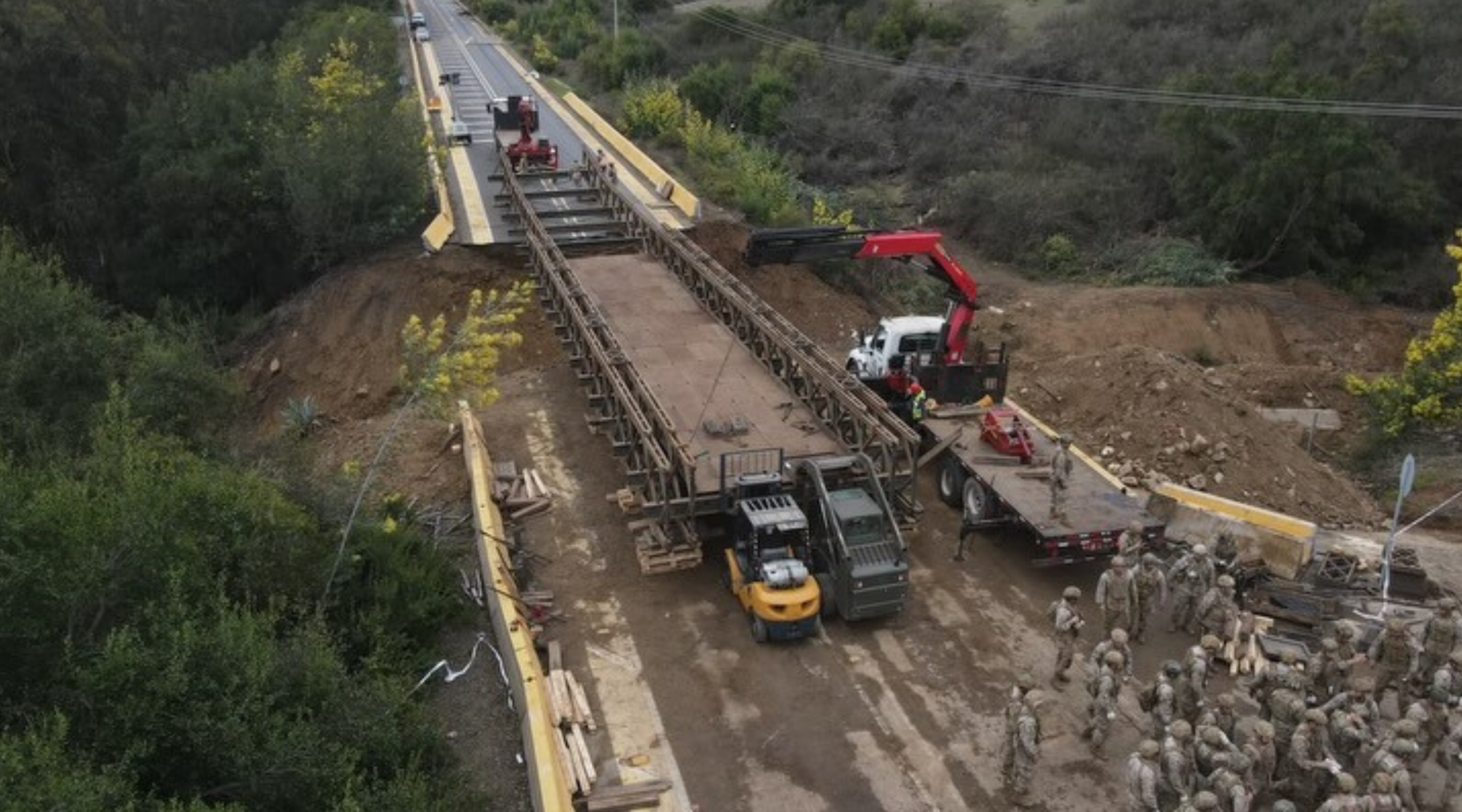 La instalación del puente mecano en Zapallar ya alcanza un 65% de avance. La obra permitirá recuperar la conectividad entre Catapilco y La Laguna tras el socavón provocado por el sistema frontal.
