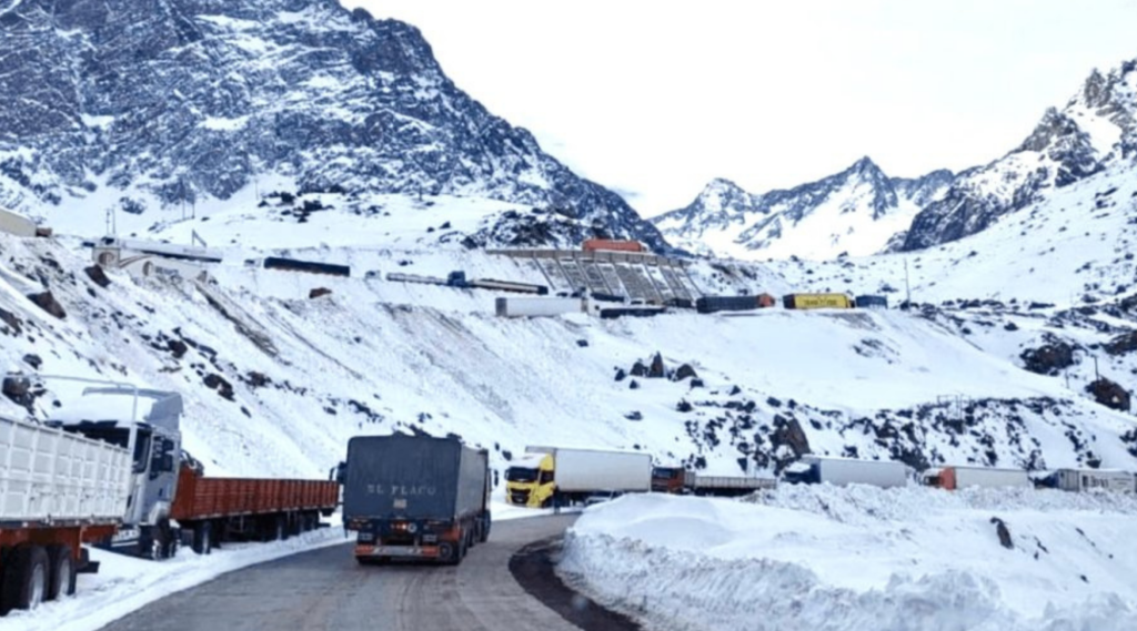 Paso Los Libertadores cerrará este martes por nevadas en la alta montaña. Las barreras de Chile y Argentina bajarán desde las 17:00 horas.