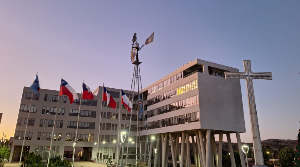 Gastos municipales de Villa Alemana por más de $1,6 millones generan cuestionamientos por contratos de salones y alimentación.