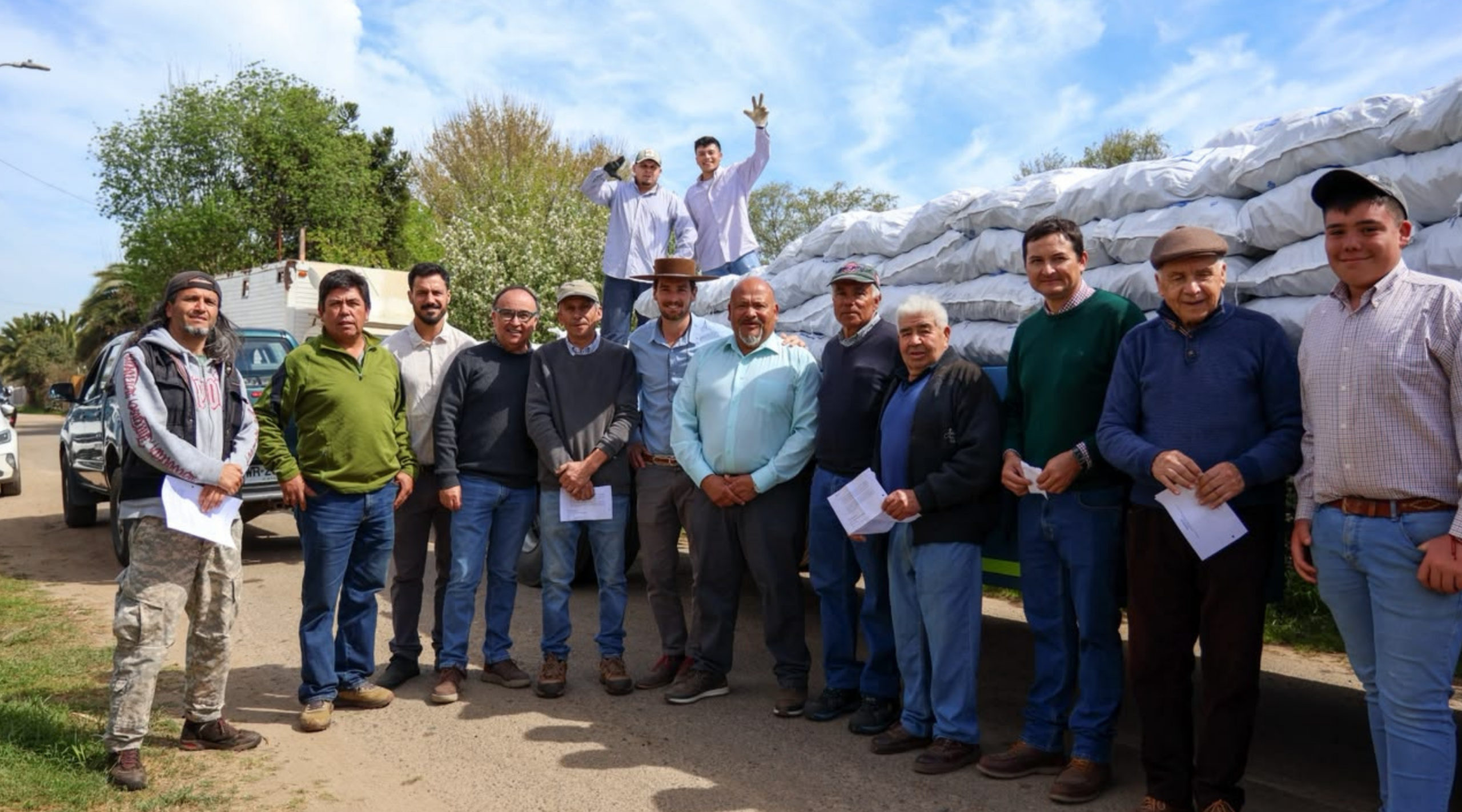 20 productores ganaderos de Quintero recibieron más de 7 mil kilos de forraje tras el último sistema frontal, mediante un convenio del GORE y Agricultura.