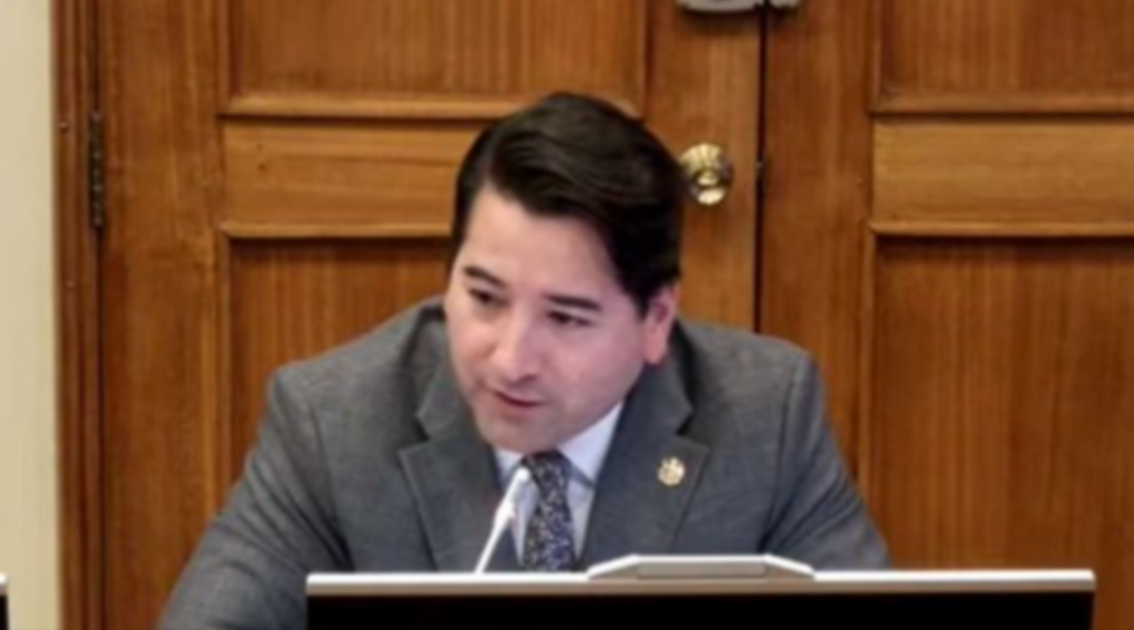El diputado Javier Olivares generó polémica en Argentina tras comparar la soberanía de las Malvinas con la del Estrecho de Magallanes durante una intervención parlamentaria.