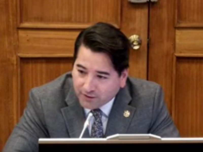 El diputado Javier Olivares generó polémica en Argentina tras comparar la soberanía de las Malvinas con la del Estrecho de Magallanes durante una intervención parlamentaria.