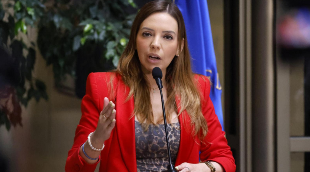 El caso “Cuota Flores” suma nuevos antecedentes: Fiscalía revisa $228 millones en facturas y un oficio por un terreno de la madre de Camila Flores.