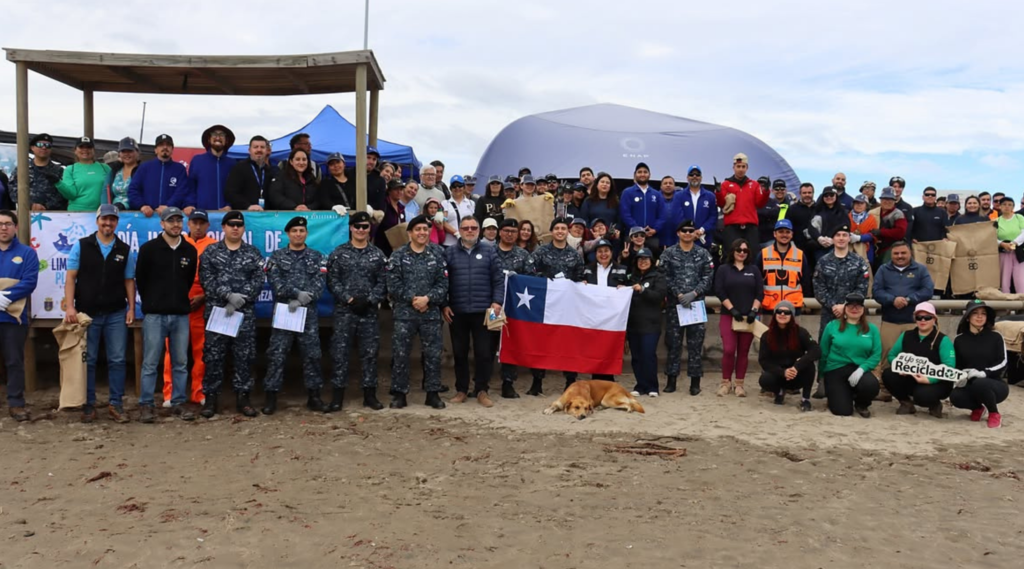 Operativo de limpieza en playa Loncura permitió retirar 840 kilos de residuos, con participación de la Armada, municipio, estudiantes y empresas.
