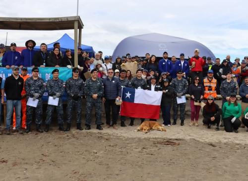 Operativo de limpieza en playa Loncura permitió retirar 840 kilos de residuos, con participación de la Armada, municipio, estudiantes y empresas.