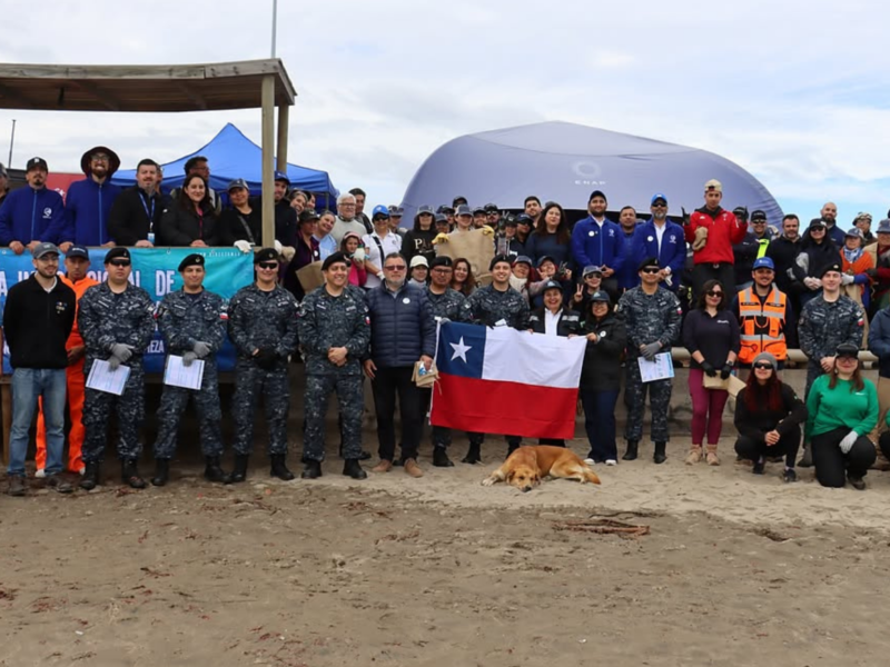 Operativo de limpieza en playa Loncura permitió retirar 840 kilos de residuos, con participación de la Armada, municipio, estudiantes y empresas.