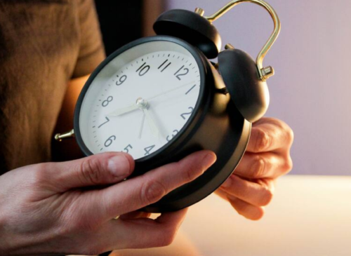Chile tendrá cambio de hora este sábado 5 de septiembre. Revisa si debes adelantar o atrasar el reloj, a qué hora hacerlo y qué regiones quedan fuera.