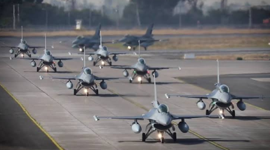 Aviones F-16 sobrevolarán este lunes 7 de septiembre distintas comunas de la Región de Valparaíso. Revisa los horarios y sectores donde podrán verse.