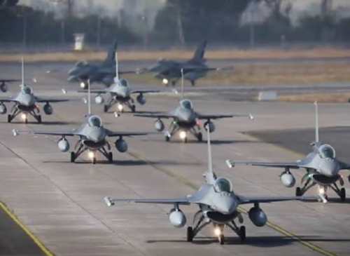 Aviones F-16 sobrevolarán este lunes 7 de septiembre distintas comunas de la Región de Valparaíso. Revisa los horarios y sectores donde podrán verse.