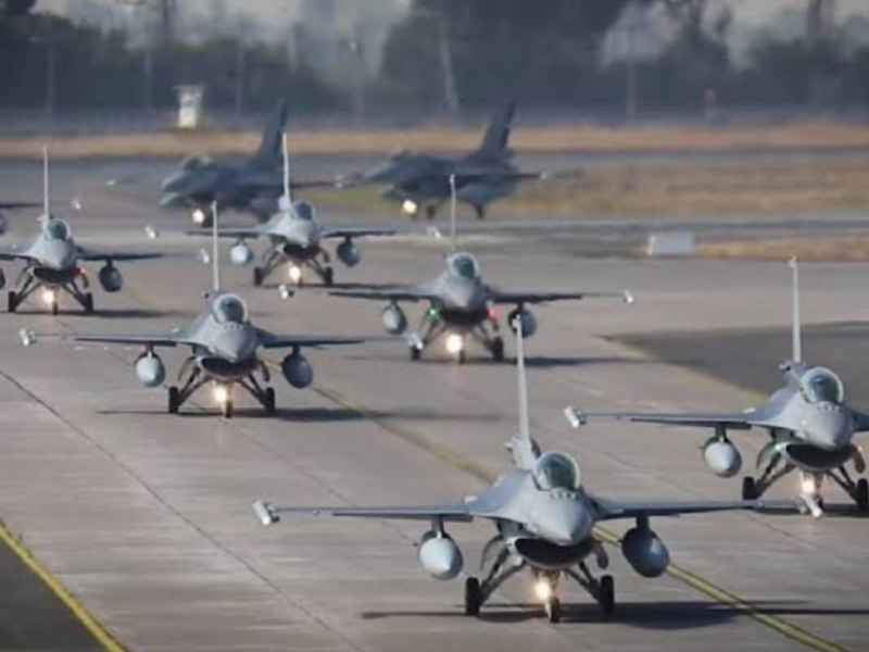 Aviones F-16 sobrevolarán este lunes 7 de septiembre distintas comunas de la Región de Valparaíso. Revisa los horarios y sectores donde podrán verse.