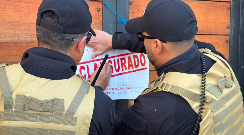 Una avícola de La Calera fue clausurada por funcionar sin patente comercial. Vecinos de Tres Esquinas denuncian moscas, roedores y malos olores.