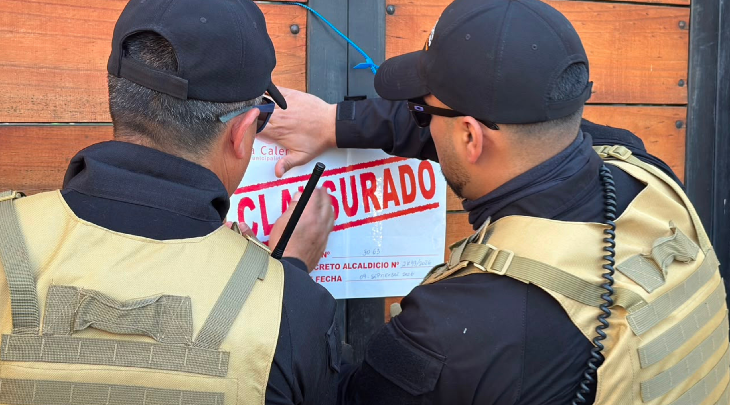 Una avícola de La Calera fue clausurada por funcionar sin patente comercial. Vecinos de Tres Esquinas denuncian moscas, roedores y malos olores.