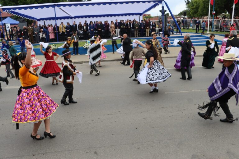 Quintero celebró sus Fiestas Patrias con un tradicional desfile cívico que reunió a Bomberos, estudiantes, organizaciones sociales y agrupaciones folclóricas.