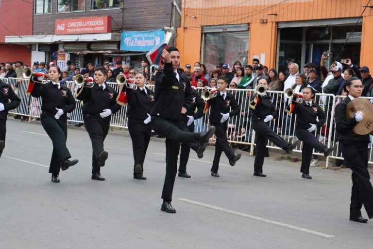 Quintero celebró sus Fiestas Patrias con un tradicional desfile cívico que reunió a Bomberos, estudiantes, organizaciones sociales y agrupaciones folclóricas.