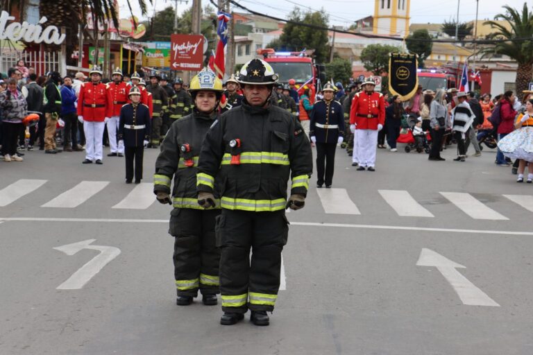 Quintero celebró sus Fiestas Patrias con un tradicional desfile cívico que reunió a Bomberos, estudiantes, organizaciones sociales y agrupaciones folclóricas.