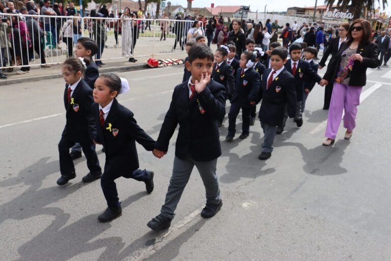 Quintero celebró sus Fiestas Patrias con un tradicional desfile cívico que reunió a Bomberos, estudiantes, organizaciones sociales y agrupaciones folclóricas.
