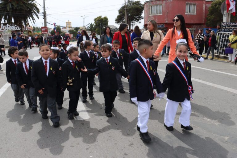 Quintero celebró sus Fiestas Patrias con un tradicional desfile cívico que reunió a Bomberos, estudiantes, organizaciones sociales y agrupaciones folclóricas.