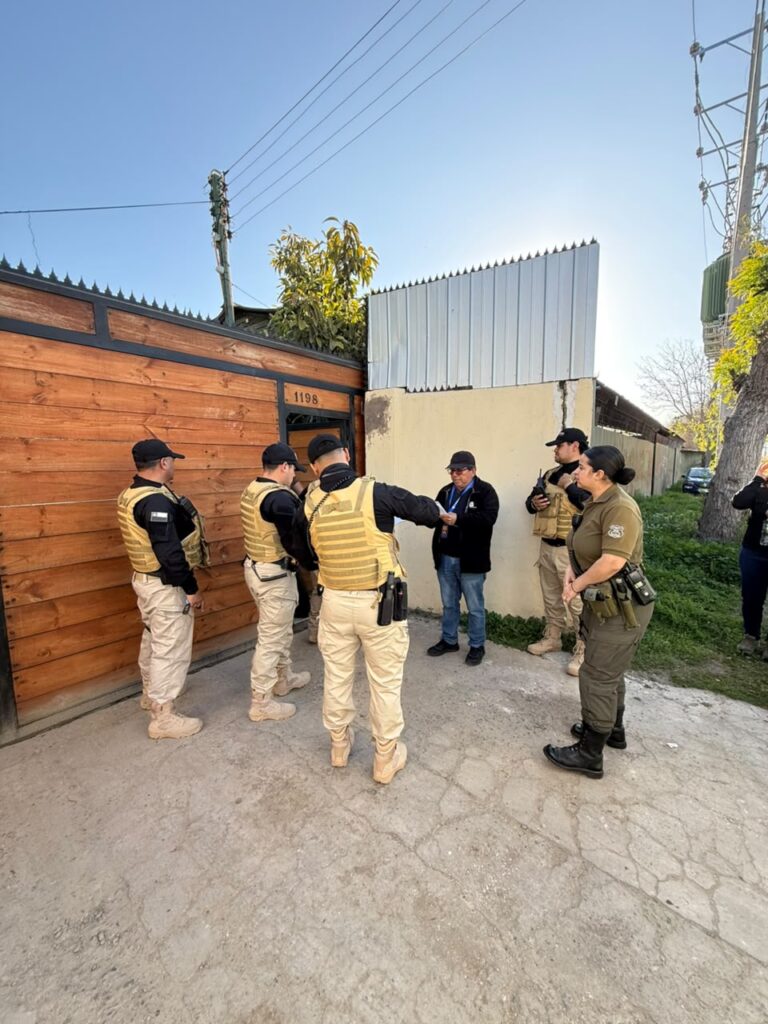 Una avícola de La Calera fue clausurada por funcionar sin patente comercial. Vecinos de Tres Esquinas denuncian moscas, roedores y malos olores.