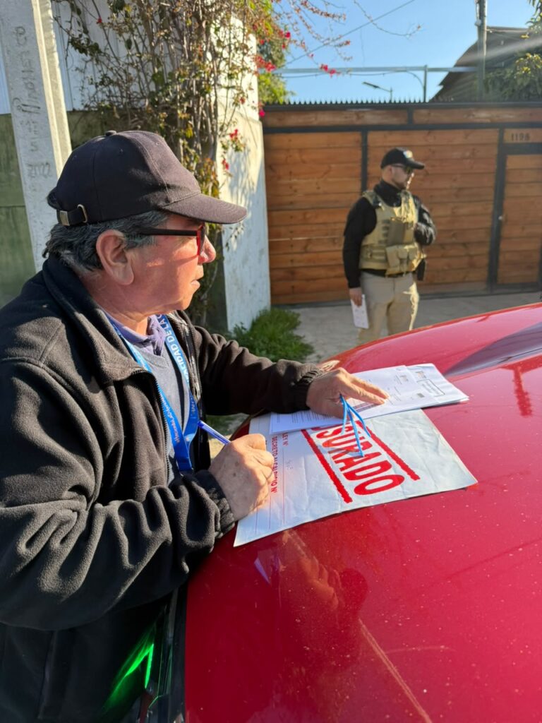 Una avícola de La Calera fue clausurada por funcionar sin patente comercial. Vecinos de Tres Esquinas denuncian moscas, roedores y malos olores.