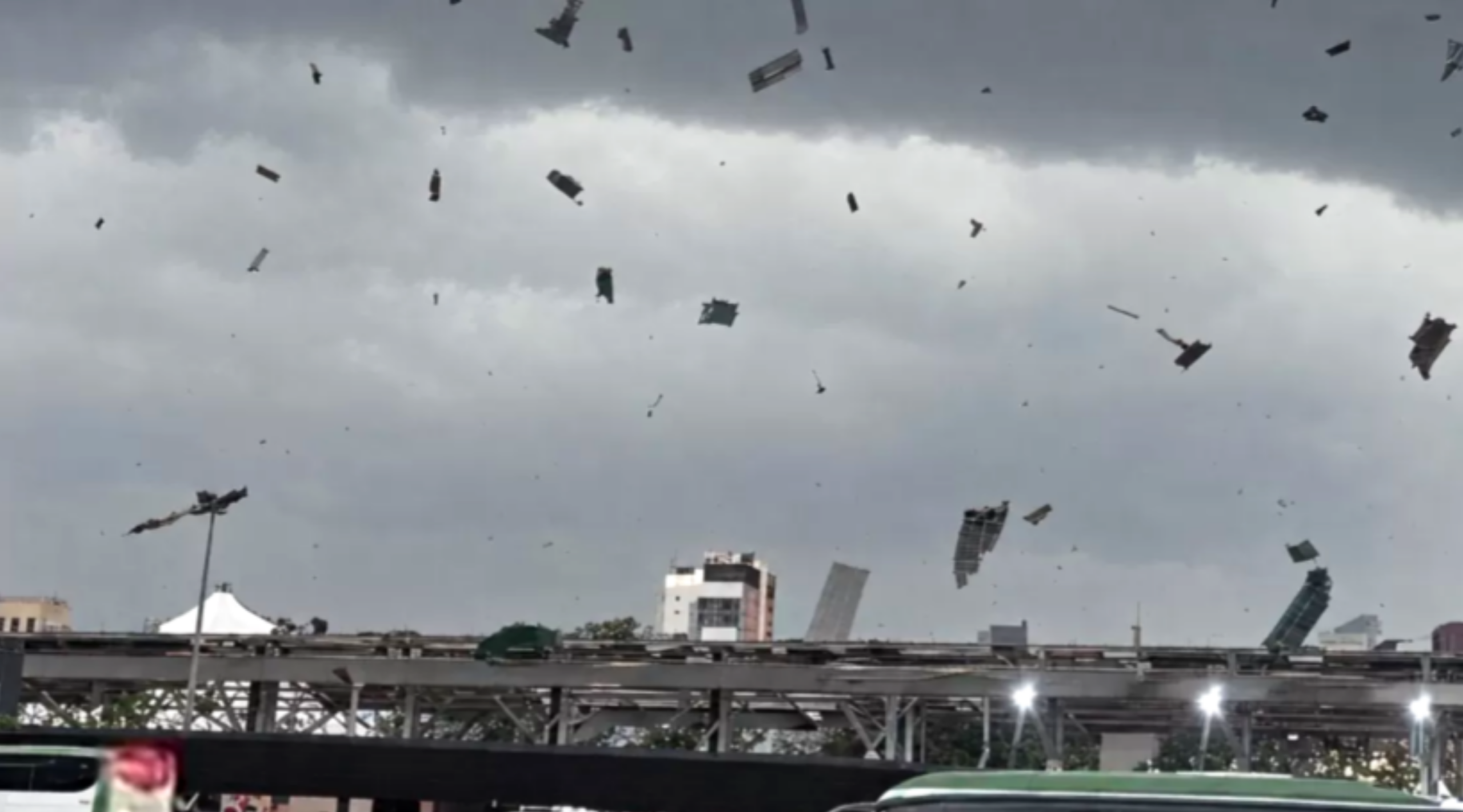 La DMC investiga el fenómeno registrado en Estación Central, que habría sido un tornado EF0 con vientos de hasta 137 km/h y daños en techumbres y árboles.