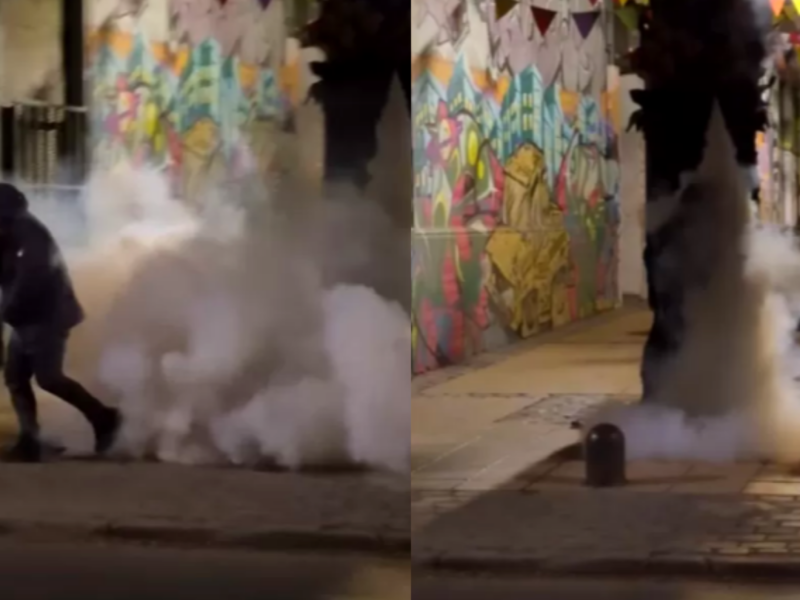 Un trabajador de limpieza de Valparaíso mostró un dispositivo de niebla no tóxica utilizado para desincentivar a quienes orinan en la vía pública.